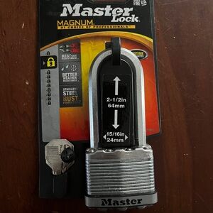 Master Lock Magnum M5XKADLJ Key Padlock 2 1/2'' Shackle Laminated Steel Core NEW